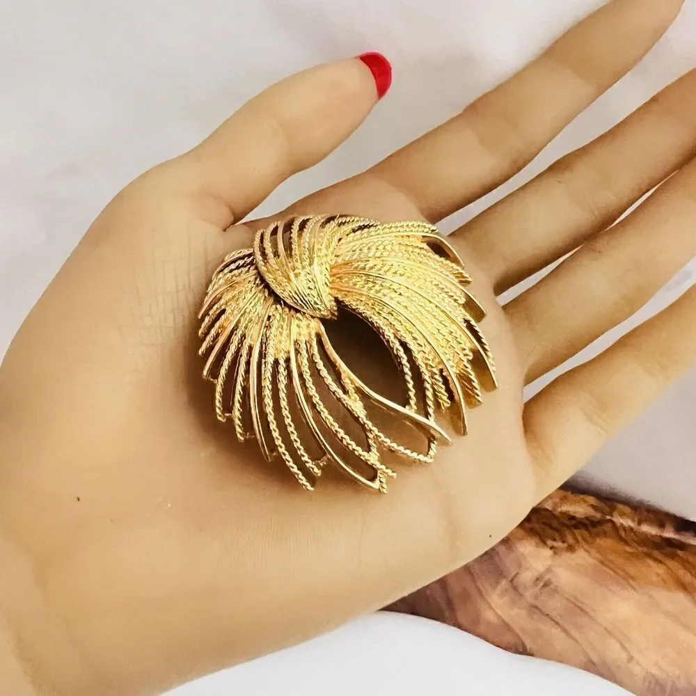 Vintage Monet Brooch Mirador Sheaf Cordelia Fireworks Spray Gilded Gold 60s 1368